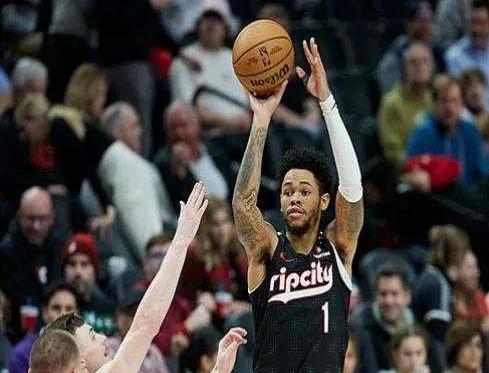 约基奇复出首战，西蒙斯状态火爆，命运悬念成为焦点！