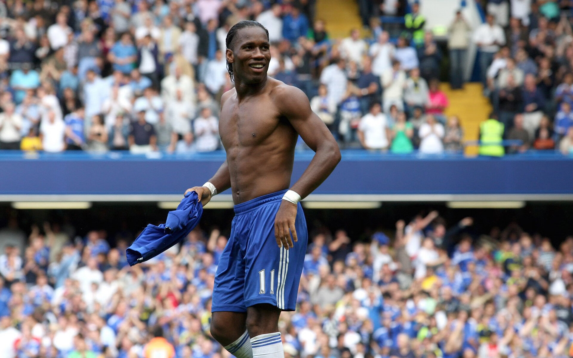 詹姆斯在皇家马德里比赛中最后时刻胜出，夺冠引发热议！再创辉煌时刻